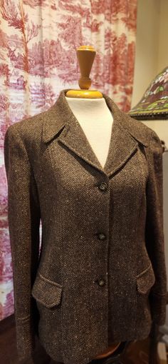 Beautiful vintage 1980s Herringbone Tweed Anne Klein jacket in Size 8 - Made in Hong Kong. Patch pockets on front, princess seamed style and button front. Tweed Blazer Women, Womens Blazer, Dressing Gown Robe, Herringbone Tweed, Leather Jacket Black, Vintage Scarf, Womens Blazers, Tweed Blazer, Princess Seam