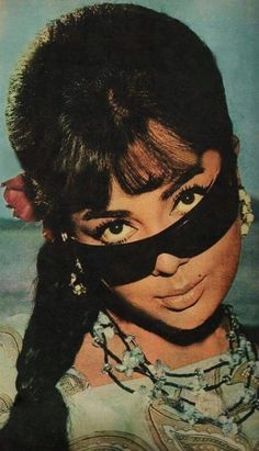 Retro Look Bollywood, Retro Bollywood Fashion, Bollywood Makeup, 70s Inspired Fashion, Asian Inspiration