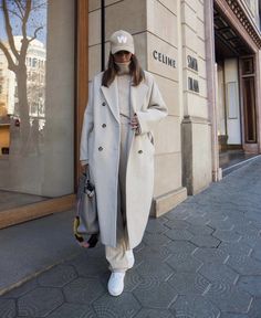 Mantel Outfit, Nyc Winter Outfits, Transitional Fashion, Ny Outfits, Nyc Outfits, New York Outfits, Monochromatic Outfit, Europe Outfits