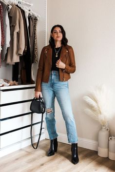 Rocking Winter Style: Stylish Outfits with Jeans Light Tan Leather Jacket Outfit, Brown Suede Moto Jacket Outfit, Brown Jacket Leather Outfit, Brown Crop Jacket Outfit, Camel Jacket Outfits Women, Brown Leather Jacket Styling, Cognac Jacket Outfit, Brown Leather Moto Jacket Outfit, Leather Jacket Style Women