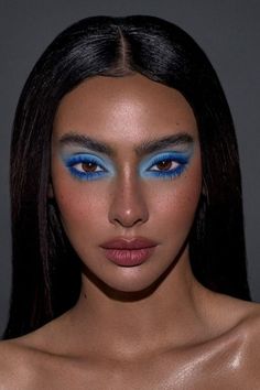 Forget about ever feeling blue with this magnificent ’80s-inspired makeup look! Whether you’re heading out for a well-deserved night out with friends or a romantic dinner with your date, this look is sure to impress.

Not to mention, you’ll be a breath of fresh air in a sea of identical makeup looks. //photocredit:@shari.mua Little Mermaid Makeup, 80s Aerobics, Hair Makeup Looks, Romantic Makeup, 80s Look