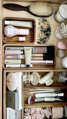 Aesthetic Organization Closet, Vanity Decor Aesthetic, Vanity Drawer Organization, Vanity Set Up Ideas, Bag Room Decor, Makeup Vanity Aesthetic, Organisation Aesthetic