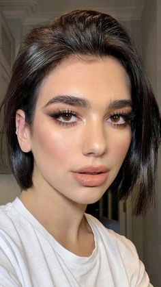 #dualipa #singer #music #hot V Cut Hair, 얼굴 드로잉, Wedding Eyeshadow, Makijaż Smokey Eye, Skincare Photography, Penteado Cabelo Curto, Eyeshadow Lipstick, Trending Haircuts, Cut Hair