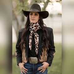 Cowboy Look For Women, Outfit Vaquera, 70s Western Fashion, Black Western Outfit, Outfit Vaquero, Mode Country, Scarf Wearing Styles, Outfit Western