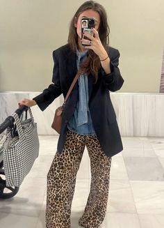 Leopard Print Trousers Outfit, Print Trousers Outfit, Printed Trousers Outfit, Inverted Triangle Outfits, Outfit Informal, Printed Pants Outfits, Trousers Outfit, Leopard Outfits