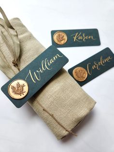 Timber green place cards with gold wax seal | Calligraphy place cards | Wedding tablee setting | Seatting plan #placecards #weddingideas #weddingtabledecorations #weddingtablescape #weddingplacecards #weddingplanning #greendecor #tablescape #seatingplan Wax Seal Name Place Cards, Green And Gold Wedding Place Settings, Sage Green Name Cards, Forest Green Place Cards, Placecards Wedding Table, Wax Seal Place Cards, Gold Leaf Place Cards, Friendsgiving 2023, Placement Cards