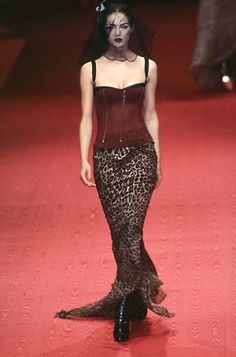 Vintage Dolce And Gabbana Runway, Guilded Glamour, Runway Outfits, 2000s Fashion Outfits, 2000s Fashion, Runway Looks