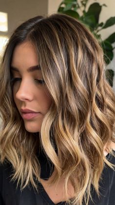 Sleek Lob Haircuts with Balayage for Short Hair Highlights On Black Hair 💅 Hair Highlights On Black Hair, Balayage For Short Hair, Sleek Lob, Haircuts Balayage, Balayage For Dark Brown Hair