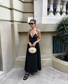 Black Dress Style, French Girl Aesthetic, Summer Day Dresses, Aesthetic 2024, Parisian Chic Style, Fashion Photography Poses, Casual Chic Outfit, French Girl, Effortless Chic