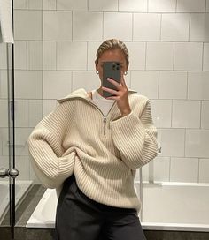 Zip Sweater Outfit, Uni Outfits, Autumn Fits, Looks Street Style, Quarter Zip Sweater, Stockholm Fashion, Fall Fits