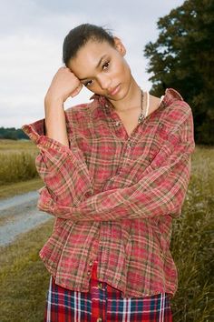 10 Awesome Ideas to Keep Up with the Flannel Trend - Fashion Inspiration and Discovery Flannel Shirt Outfit, Flannel Fashion, Flannel Outfits, Urban Fashion Trends, Womens Flannel Shirt, Nyfw Street Style, Vintage Flannel, Urban Renewal, Hailey Baldwin