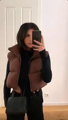 Brown Ribbed Dress Outfit, Black Cargo Outfit Ideas, Aritzia Bodysuit Outfit, Cropped Puffer Vest Outfit, Mode Indie, Puffer Gilet, Mode Zara, Cold Outfits, Aesthetic Love