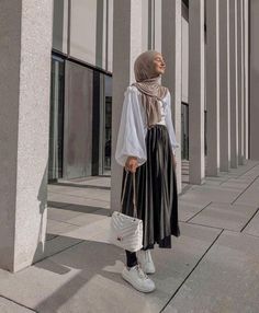 Chic Skirt Outfits, Rok Outfit, Hijabista Fashion, Modern Hijab Fashion, Tutorial Hijab