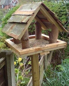 #birdhouse #diy Wood Projects For Outdoors, Diy Bird Table, Homemade Bird Feeders Wooden, Birdhouses Bird Feeders, Bird Feeding Station