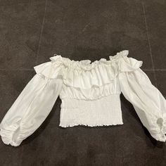 Never Worn. Poplin Off Shoulder Ruffle Top. Perfect Condition. Beautiful Detail. Zara Trendy Blouse With Ruffles, Trendy Zara Blouse With Ruffles, Zara Ruffled Blouse For Brunch, White Ruffled Blouse By Zara, White Ruffle Top Outfit, Ruffle Top Outfit, Ruffle Tops Outfit, Off Shoulder Ruffle Top, White Ruffle Top