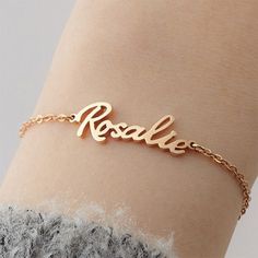 Celebrate your identity and style with our stylish personalized name bracelet. Made of high-quality gold, this bracelet stands out for its sophisticated design and personal touch. Each piece is custom made with the name of your choice, carefully crafted in beautiful cursive typography. The gold finish adds a subtle, modern shine, making this bracelet a versatile accessory that complements any outfit, from casual to formal. Bracelet length: 18cm Gold Name Bracelet, Nameplate Bracelet, Signature Bracelet, 18k Gold Jewelry, Original Jewelry, Name Bracelet, Dainty Bracelets, Custom Bracelets, Bracelet Gold