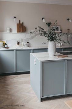 Eiche Antik Creamy Horse als Franz. Fischgrät Condo Kitchen, Kitchen Dinning, Kitchen Inspiration Design, Kitchen Color, Blue Kitchens, Kitchen Diner, Home Decor Kitchen, Interior Design Kitchen