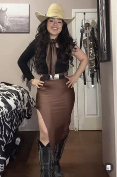 Baile Outfits Jaripeo Skirts, Vaquera Outfit Mexican Skirt, Vaquera Outfit Skirt, Outfits With Boots Country Mexican, Latina Cowgirl Outfits Vestidos, Cowgirl Outfits For Women, Country Chic Outfits, Vaquera Outfits