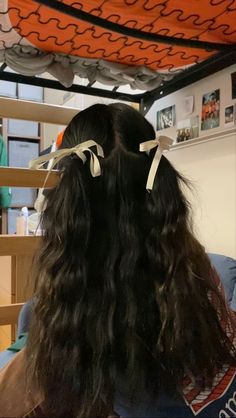 Hair Down Ribbon Hairstyle, Hair Inspo Ribbon, Little Bows In Hair, Bow Hairstyle Outfit, Sza Concert Hairstyles, Hairstyle With Two Bows, Small Bows In Hair, 2 Bow Hairstyle, Laufey Hairstyles