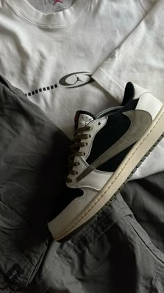 Travis scott   #travisscottfans #travis #outfit #outfitoftheday #outfitstyle #outfitpost #jordan #nike Travis Scott Shoes Aesthetic, Cool Nike Shoes Women, Nike Travis Scott Wallpaper, Jordan Travis Scott Outfit, Nike Sb Dunks Travis Scott, Travis Scott Shoes Outfit, Nike Jordan Travis Scott, Travis Shoes, Travis Jordan