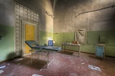 an empty hospital room with two beds and other medical equipment on the floor in front of them