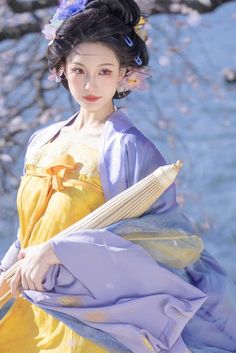 China Traditional Clothes, Spring Portraits, Ruyi's Royal Love In The Palace, Ancient Beauty, Human Poses, Reference Photos, Costume Outfits, Chinese Culture, Art References