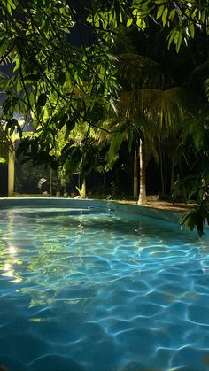 #piscina #refrescante Wallpaper Piscina, Piscina Wallpaper, Pool At Night, Wallpaper Stores, Beach At Night, Plant Aesthetic, Night Vibes