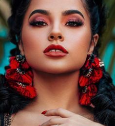 Burgundy Makeup Look, Brown Makeup Looks, Red Makeup Looks, Rihanna Makeup, Burgundy Makeup, Halloween Make-up Looks, Gold Makeup Looks, Glitter Makeup Looks