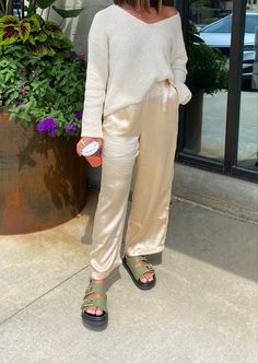 Fall fashion, street style, chic style, silk pants, fall style Silk Trousers Outfit Casual, Silk Pajama Pants Outfit, Black Silky Pants Outfit, Beige Silk Pants Outfit, Silky Trousers Outfit, White Silk Trousers Outfit, Gold Silk Pants Outfit, Silk Pants Outfit Casual, Satin Trousers Street Style