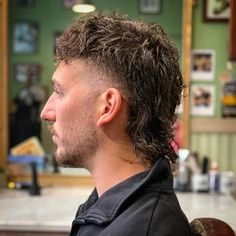 Tradizione Italiana Barbieri on Instagram: “#mullet #mullethair #mullethaircut #mulletman #mulletmonday #mullets #mullethairstyle #mulletrun #mulletgang #mulletlife #alternative…” Euro Mullet Mens, Old School Mullet, Mullet With Short Hair, Mid Fade Mullet, Mullet Hair Man, Skin Fade Mullet, Mullet Styles Men, Mullet Wolf Cut Men, Mens Short Mullet