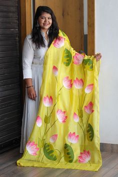 Handpainted Blouses, New Dupatta Designs, Handpainted Dupattas, Blouse Painting, Plain Kurta, Dupatta Designs