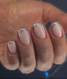 Nail Art para Año Nuevo - Solo Tendencias Pink Nails Silver Tips, Sparkly French Dip Nails, Short Nail Glitter Tip, Simple Silver Nails Short, French Manicure With Silver Tips, Silver Glitter French Tip Nails Square, Sparkle Tip Nails Glitter, Silver Biab Nails, Subtle Silver Nails