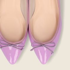 These simple classic ballet shoes are pointed and shallow cut, perfect for mature women. We have prepared a variety of colors that will make you want to buy several pairs, so you can wear them every day. Flat Ballet Shoes, Beige Pumps, Pointed Toe Flats, Suede Material, Ballet Flat Shoes, Artificial Leather, Lace Up Flat, Chanel Ballet Flats, Lining Fabric