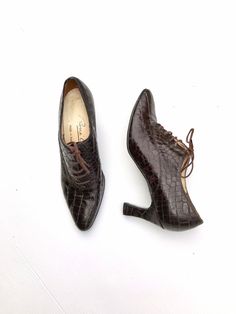 Chaussures Richelieu à talons en cuir marron verni façon croco , lacets 5 trous , semelle cuir , doublée cuir , René Caty Paris ,made in France , circa 1990s , pointure FR ( euro) 36 . Ces jolies chaussures sont en très bon état , belle fabrication . Dimensions indicatives - -✄- - - -✄- -- -✄- - - -✄ Semelle interne 23cm : 9.05 inches Largeur 7cm : 2.75 inches Hauteur du talon : 6.5 cm : 2.36 inches ★ v i s i t t h e s h o p https://www.etsy.com/shop/lesclodettes ★ instagram | les.clodettes.vint Elegant Brown High Heel Lace-up Shoes, Brown Lace-up Heels With Leather Sole, Brown Leather Heels With Crocodile Pattern, Brown High Heel Lace-up Shoes For Formal Occasions, Brown Lace-up Heels For Formal Occasions, Oversized Wool Coat, Great Coat, Vintage Beauty, Vintage Bags