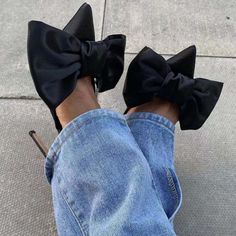 Mode Shoes, Mules Sandals, Shoes Heels Classy, Winter Mode, Bow Heels, Girly Shoes, Aesthetic Shoes, Mode Inspo, 가을 패션