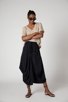 This drape skirt is a gorgeous, draped styling piece - it'll quickly become your go-to skirt! It's comfortable and fashion-forward. Style with a basic white tee for an easy weekend look. Women High Fashion, Skirt Cargo, Cargo Outfit, Outfit 2023, 2022 Style, Basic White Tee, Making Space, Teacher Outfit, Draped Skirt