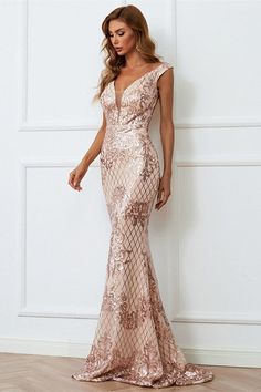 Modsele champagne sequin long evening dress features V neckline, wide straps, high, fitted waist and a elegant sweep train.
Product Details:

SKU:PD2555
Sequin Material
Floor Length
Size: S-XL

Product Measurements(CM)




Size
US
Bust
Waist
Hips
Length


S
4
80

62

80
140



M
6
84

66
84
141


L
8/10
88

70
88
142


XL
12
92

74
92
143




* This data was obtained from manually measuring the product, it may be off by 1-3cm.
Time: 10-15 business days. 

Feel free to contact our customer service: contact@modsele.com if you have any questions. Sequin Material, Body Conscious, Long Evening Dress, Evening Dresses Long, Wide Straps, Hip Length, Mermaid Formal Dress, V Neckline, Evening Dress