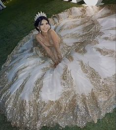 Sweet 16 Dresses Gold, White And Gold Quinceanera Dresses, 200 Aesthetic, White Quince Dresses, Quince Dresses Champagne, Champagne Quinceanera Dresses, Quince Pictures, White Quince, White Quinceanera Dresses