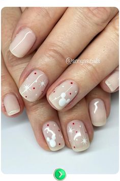 Neutral-toned nails with delicate Mickey snowflakes. A subtle and elegant Disney Christmas design for both formal events and cozy gatherings. Star Wars Christmas Nails, Disney Christmas Nails Simple, Olaf Christmas Nails, Santa Belt Nails, Holiday Disney Nails, Elegant Disney Nails, Disney New Years Nails, Neutral Christmas Nail Designs, Disney Xmas Nails