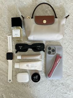 What’s In My Purse Asthetic, Minimalist Bag Essentials, What’s In My Purse, Sac Aesthetic, Outfit With Bag, Everyday Bag Essentials, What's In My Purse, Longchamp Bag