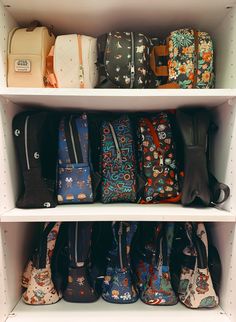 many bags are lined up on the shelves