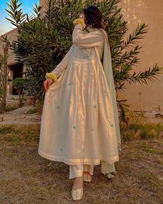 Girls In Traditional Wear Aesthetic, Girls In Traditional Wear, Traditional Wear Aesthetic, Salwar Kurti, Desi Wedding Dresses, Pakistani Fashion Party Wear, Trendy Dress Outfits, Simple Pakistani Dresses