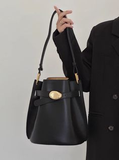 Sling Bag Design, Elegant Handbags, Modern Handbag, Luxury Leather Bag, Bag Hardware, Classy Winter Outfits, Cloth Pouch, Fall Bags, Leather Sling Bag