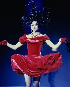 Mugler 90s, Runway Hair, High Fashion Runway, Red Black Dress, 1990s Fashion, Thierry Mugler, Runway Models