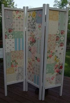 a room divider made out of fabric with flowers on the front and side panels