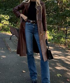 Fall Fashion Aesthetic, Fashion Aesthetic Wallpaper, Elegance Dress, Jeans Flared, Brown Jeans, Leather Trench, Classy Fashion, Kaia Gerber, Boots Heels