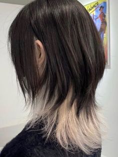 Wolfcut Two Color, Wolfcut With Hair Color, Wolfcut Color Ideas, Wolfcut Hair Dye Ideas, Two Toned Hair Underneath Short, Wolfcut Bleached Underneath, Peekaboo Hair Color Layers, Two Toned Hair Ideas