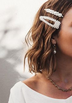 If you were a child or teen of the '90s there's a very good chance that at one point in your life you were seen wearing those tiny butterfly hair clips. Now, two decades later, this beloved trend is making a comeback and barrettes and hair clips have started popping up on the heads of your favorite influencers. It's the perfect solution to making your bedhead look slightly more tamed or to add some quirk to a super-sleek ponytail. Hairstyles Halloween, Men Prom, Trendy We Fryzurach, Hair Clips 90s, Halloween Hairstyles, Hairstyle Short, School Hairstyles, Pearl Hair Pins, Pearl Hair Clip