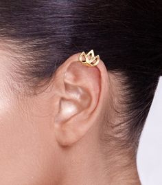 "This is an ear cuff that Clare Bowen, who plays Scarlett in Nashville, wears! I'm so honored! : ) This is a special ear cuff, inspired by celtic designs in shape of a tulip. It is made of 18k gold plated sterling silver and does not require a hole in the ear. It has a beautiful matte finish. You put it on by sliding it from the side of your ear until it reaches the location you want it to sit. It can be slighty adjusted to fit firmly on the ear. It's width is 0.5 inch ( 1.3 cm ). The heigth of Clare Bowen, Nose Jewels, Ear Cuff Gold, Wrap Earrings, Gold Ear Cuff, Silver Ear Cuff, Celtic Jewelry, Celtic Designs, Ear Cuffs