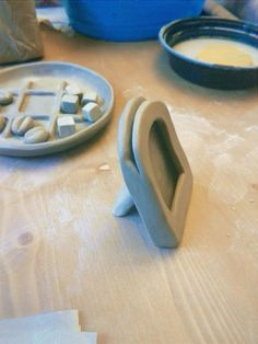 Ceramic Picture Frame Ideas, Ceramic Frame Ideas, Diy Clay Picture Frame, Clay Picture Frames Diy, Clay Box Diy, Air Dry Clay Picture Frame, Air Dry Clay Frame, Ceramic Handbuilding Ideas, Clay Frame Diy